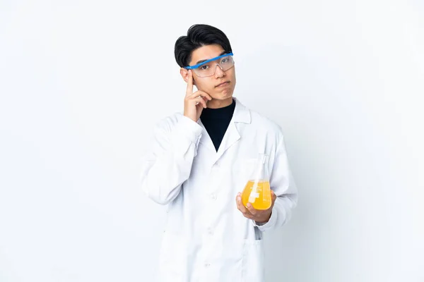 Молодий Китайський Науковець Ізольований Білому Фоні Думає Про Ідею — стокове фото