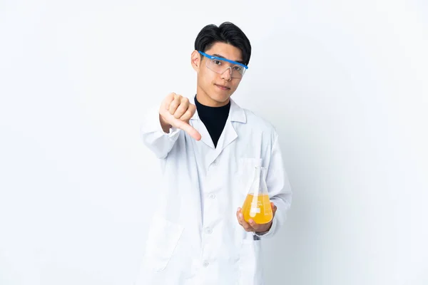Joven Científico Chino Aislado Sobre Fondo Blanco Mostrando Pulgar Hacia — Foto de Stock