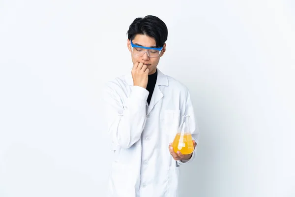 Joven Científico Chino Aislado Sobre Fondo Blanco Teniendo Dudas — Foto de Stock