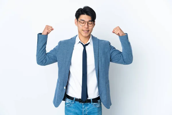 Jovem Homem Negócios Chinês Isolado Fundo Branco Fazendo Gesto Forte — Fotografia de Stock