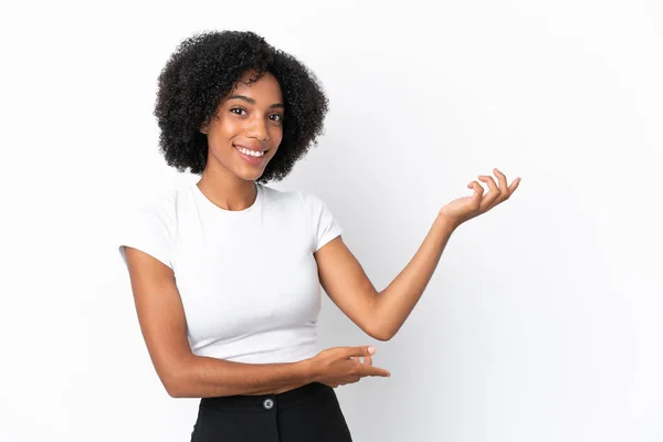 Молода Афроамериканська Жінка Ізольована Білому Фоні Простягає Руки Бік Щоб — стокове фото