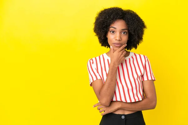 Молода Афро Американська Жінка Ізольована Жовтому Фоні Мислення — стокове фото