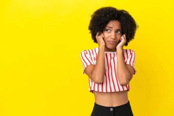 Mladá Afroameričanka Izolovaná Žlutém Pozadí Frustrovaná Zakrývající Uši — Stock fotografie