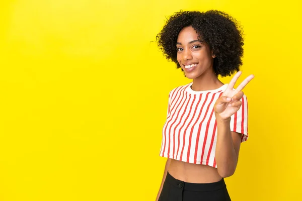 Молода Афро Американська Жінка Ізольована Жовтому Фоні Посміхається Показує Знак — стокове фото