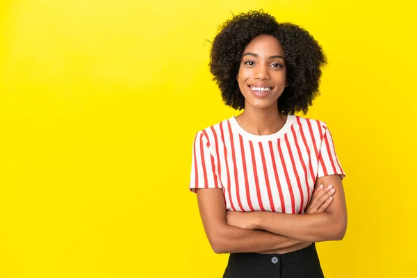 Joven Mujer Afroamericana Aislada Sobre Fondo Amarillo Manteniendo Los Brazos —  Fotos de Stock