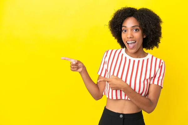 Young African American Woman Isolated Yellow Background Surprised Pointing Side — Stock Photo, Image