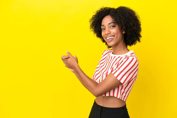 Young African American Woman Isolated Yellow Background Applauding — Stock Photo, Image
