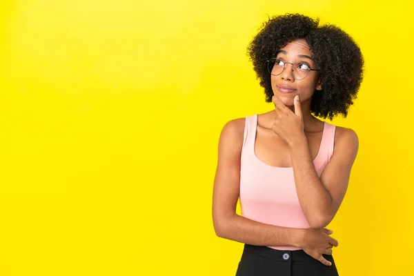 Молода Афроамериканська Жінка Ізольована Жовтому Фоні Думає Про Ідею Під — стокове фото
