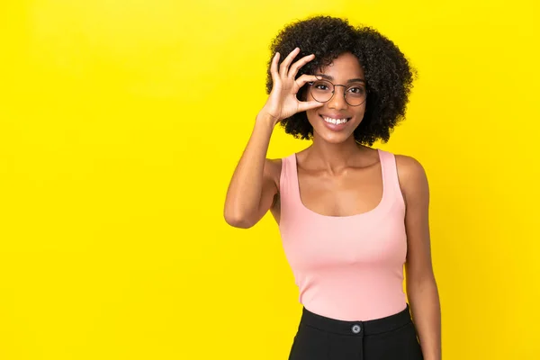 Young African American Woman Isolated Yellow Background Showing Sign Fingers — Stock Photo, Image