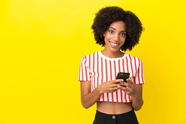 Jeune Afro Américaine Isolée Sur Fond Jaune Envoyant Message Avec — Photo