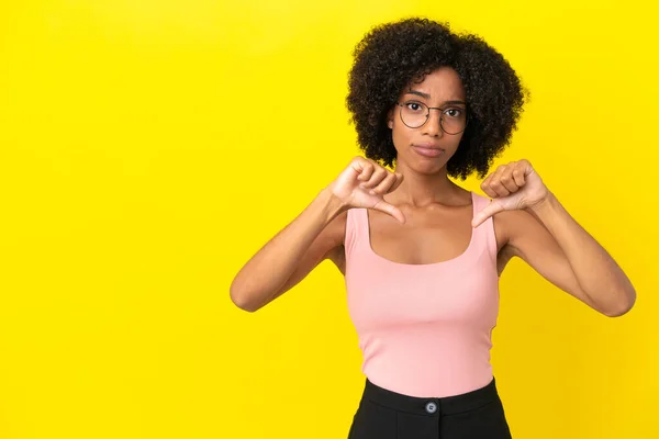 Jovem Afro Americana Isolada Fundo Amarelo Mostrando Polegar Para Baixo — Fotografia de Stock