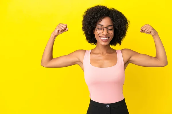 Young African American Woman Isolated Yellow Background Doing Strong Gesture — Stock Photo, Image
