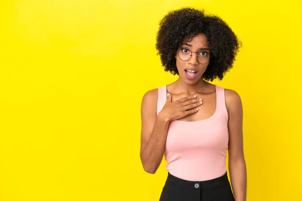Молода Афроамериканська Жінка Ізольована Жовтому Фоні Вказує Себе — стокове фото