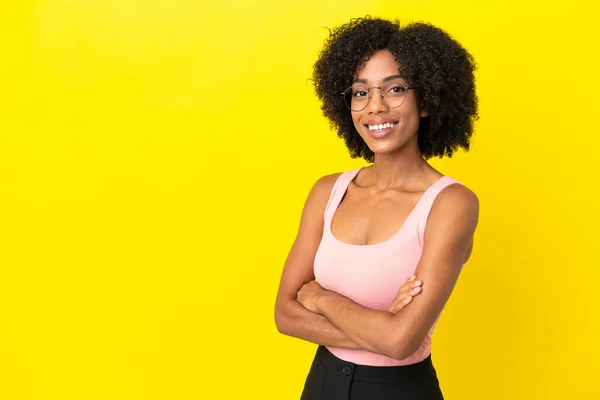 Joven Mujer Afroamericana Aislada Sobre Fondo Amarillo Con Los Brazos —  Fotos de Stock