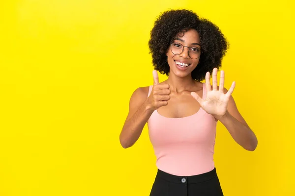 Jovem Afro Americana Isolada Fundo Amarelo Contando Seis Com Dedos — Fotografia de Stock