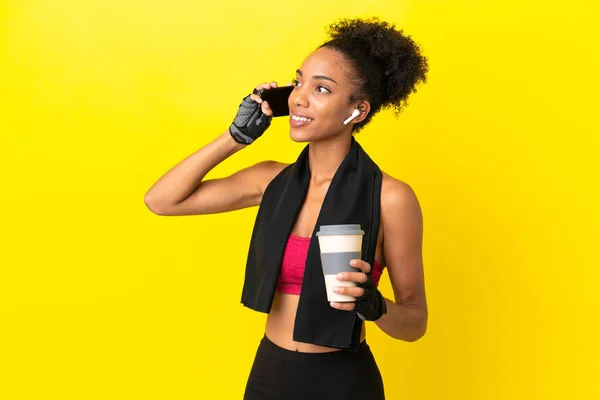 Jonge Afrikaanse Sport Vrouw Geïsoleerd Gele Achtergrond Met Koffie Mee — Stockfoto