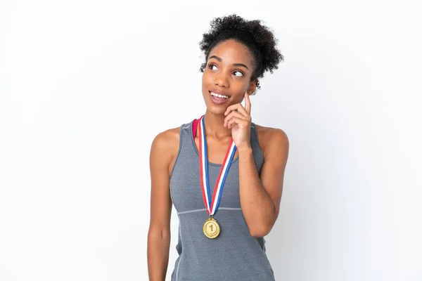 Joven Mujer Afroamericana Con Medallas Aisladas Sobre Fondo Blanco Pensando —  Fotos de Stock