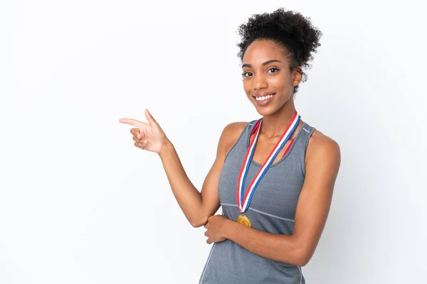 Joven Mujer Afroamericana Con Medallas Aisladas Sobre Fondo Blanco Apuntando —  Fotos de Stock