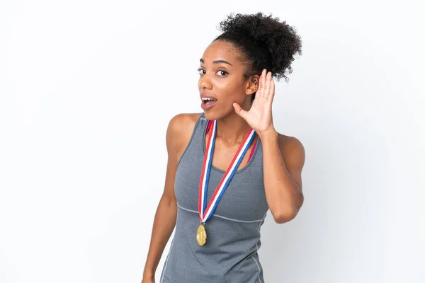Joven Mujer Afroamericana Con Medallas Aisladas Sobre Fondo Blanco Escuchando —  Fotos de Stock