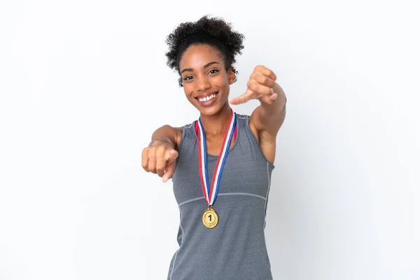 Joven Mujer Afroamericana Con Medallas Aisladas Sobre Fondo Blanco Apunta —  Fotos de Stock