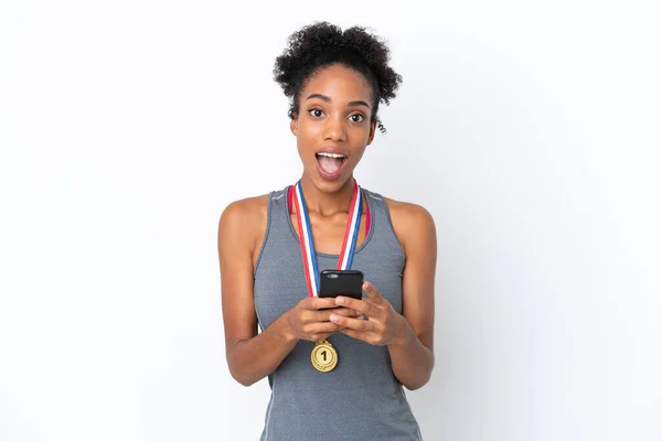 Joven Mujer Afroamericana Con Medallas Aisladas Sobre Fondo Blanco Sorprendida —  Fotos de Stock