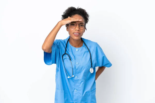 Giovane Chirurgo Afro Americano Donna Medico Isolato Sfondo Bianco Guardando — Foto Stock