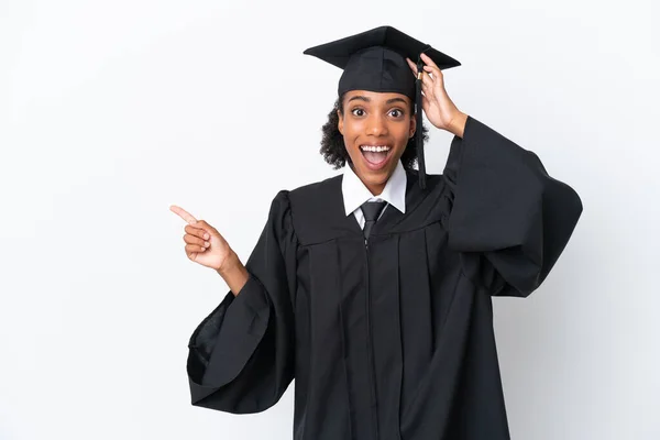 Junge Universitätsabsolventin Afroamerikanerin Isoliert Auf Weißem Hintergrund Überrascht Und Zeigt — Stockfoto