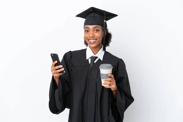 Joven Graduada Universitaria Afroamericana Aislada Sobre Fondo Blanco Sosteniendo Café —  Fotos de Stock