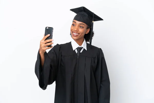 Joven Graduada Universitaria Afroamericana Aislada Sobre Fondo Blanco Haciendo Una —  Fotos de Stock