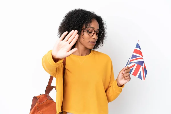 Fiatal Afro Amerikai Kezében Egy Egyesült Királyság Zászló Elszigetelt Fehér — Stock Fotó