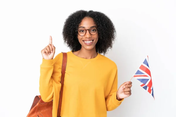 白地に英国の旗を掲げた若いアフリカ系アメリカ人女性が最高の印で指を見せて持ち上げる — ストック写真