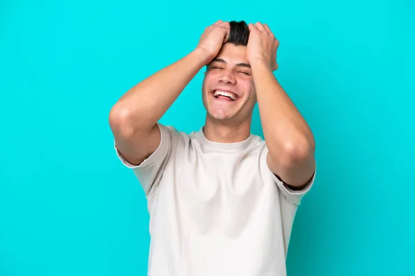 Νεαρός Όμορφος Καυκάσιος Άντρας Απομονωμένος Ένα Γαλάζιο Μπακάλικο Γελώντας — Φωτογραφία Αρχείου