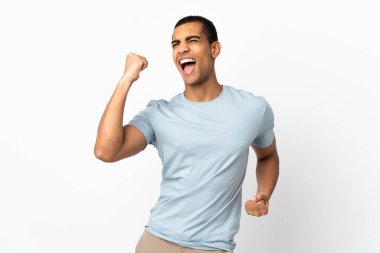 Afrikalı Amerikalı erkek izole edilmiş beyaz arka planda zaferi kutluyor