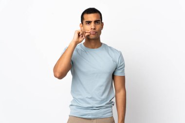 İzole edilmiş beyaz arka planda yaşayan Afro-Amerikalı bir adam sessizlik işareti gösteriyor.