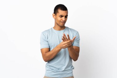 Afrika kökenli Amerikalı erkek izole edilmiş beyaz arka planda acı çekiyor.