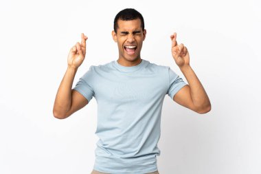 İzole edilmiş beyaz arka plan üzerinde parmakları çapraz olan Afrikalı Amerikalı bir adam