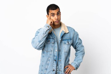 Beyaz arka planda kalan Afrikalı Amerikalı adam bir fikir düşünüyor.