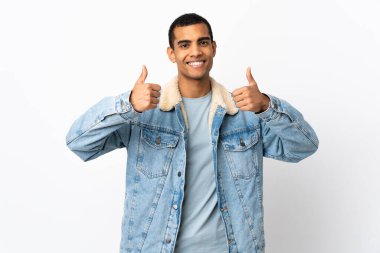 İzole edilmiş beyaz arka planda Afro-Amerikalı bir adam baş parmak işareti yapıyor.