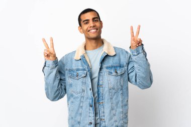 İzole edilmiş beyaz arka planda Afro-Amerikan bir adam iki eliyle zafer işareti gösteriyor.