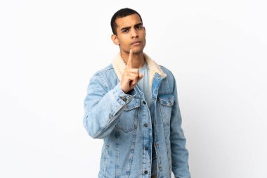 İzole edilmiş beyaz arka planı olan Afrikalı Amerikalı adam hayal kırıklığına uğramış ve ön tarafı işaret ediyor.