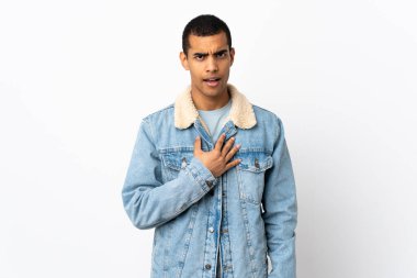 İzole edilmiş beyaz arka planı olan Afrikalı Amerikalı bir adam kendini işaret ediyor.