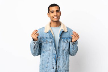 İzole edilmiş beyaz arka planı olan Afrikalı Amerikalı adam para hareketi yapıyor.