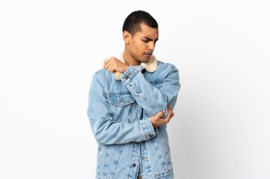 Dirseğinde ağrı olan, izole edilmiş beyaz arka planı olan Afrikalı Amerikalı bir adam.