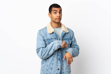 Afrika kökenli beyaz bir adam geç kalma jesti yapıyor.