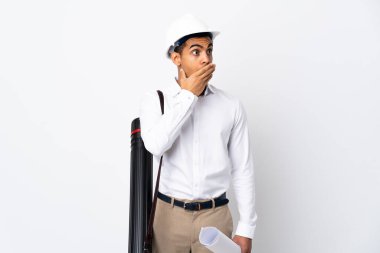 Miğferli Afrikalı Amerikalı mimar izole edilmiş beyaz arkaplan üzerinde planlar tutuyor. Yan tarafa bakarken sürpriz jest yapıyor.