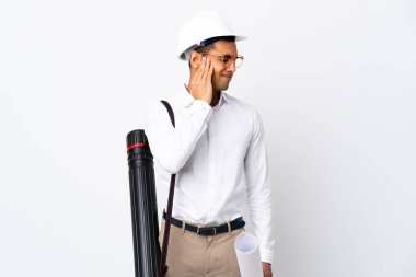 Miğferli Afrikalı Amerikalı mimar, izole edilmiş beyaz arkaplan üzerinde planları tutuyor ve baş ağrısı var.