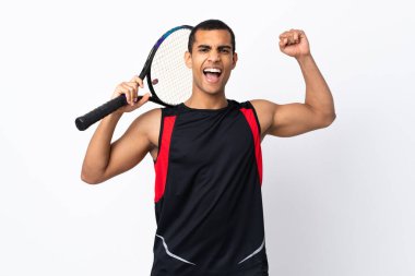 Tenis oynayıp zaferi kutlayan, izole edilmiş beyaz arka planı olan Afrikalı Amerikalı bir adam.