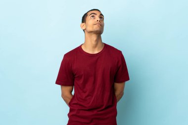 Tecrit edilmiş bir geçmişi olan Afrikalı Amerikalı bir adam.