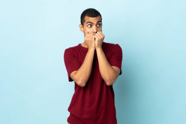 Tecrit edilmiş, gergin ve korkmuş Afrikalı Amerikalı bir adam elleriyle suni teneffüs yapıyor.