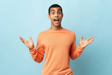 Afro-Amerikalı bir adam izole olmuş, gülümsüyor.